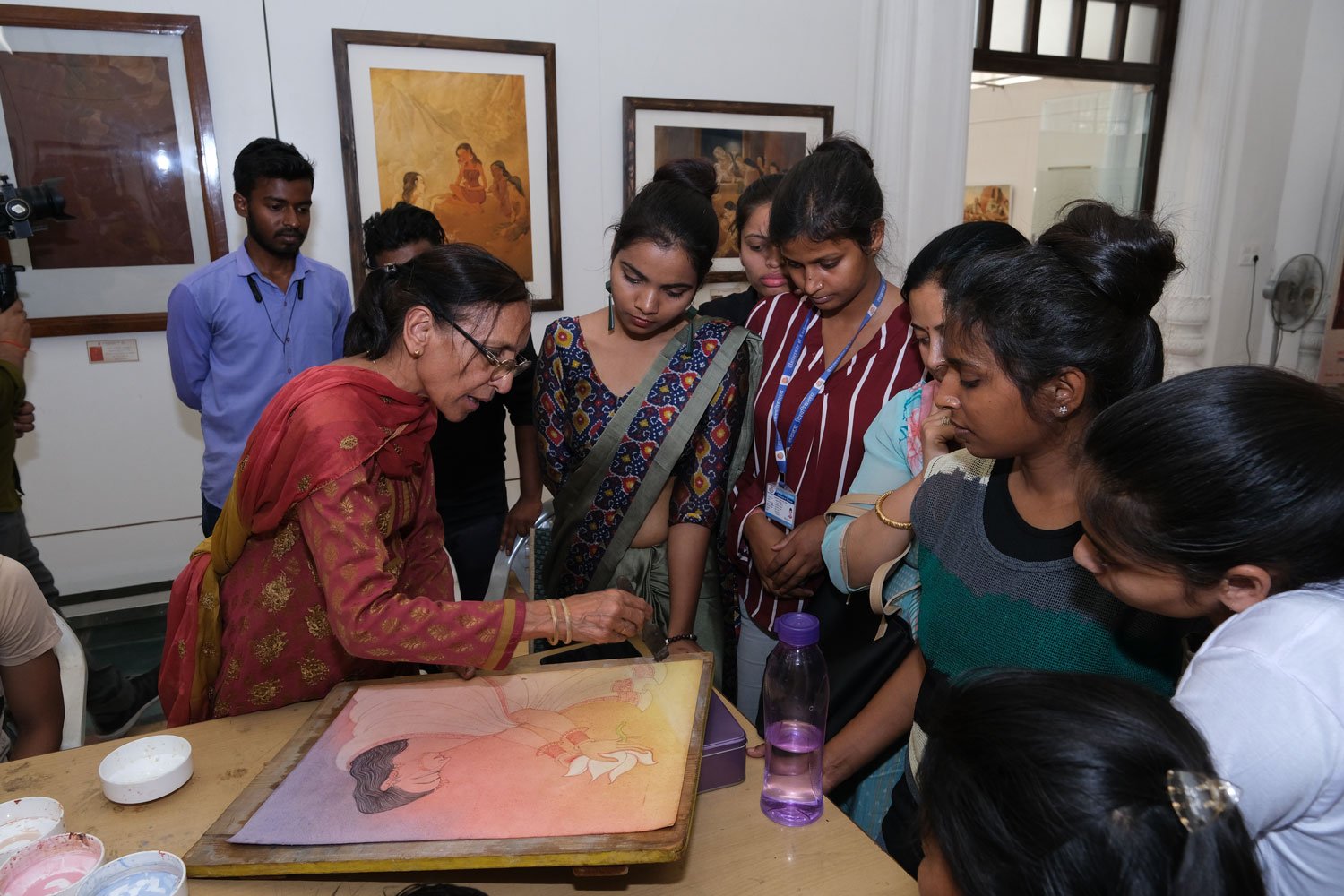 Prof. Sukhvir Sanghal teaching students at Kala Bharti in Allahabad