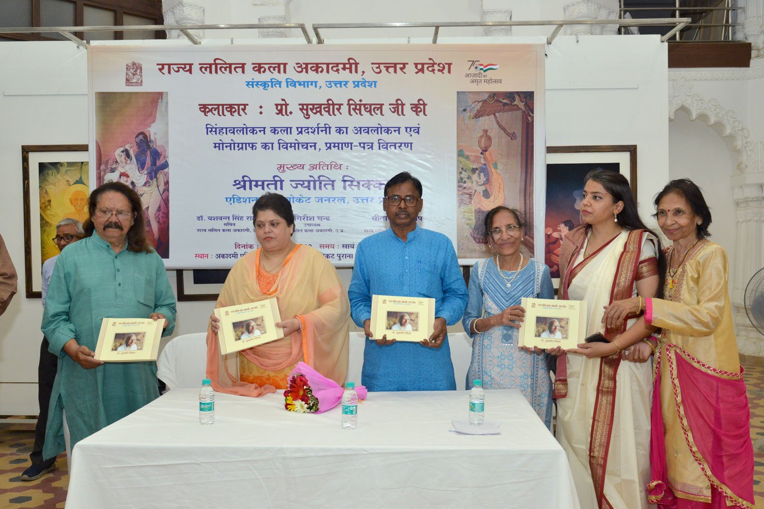 Prof. Sukhvir Sanghal teaching students at Kala Bharti in Allahabad