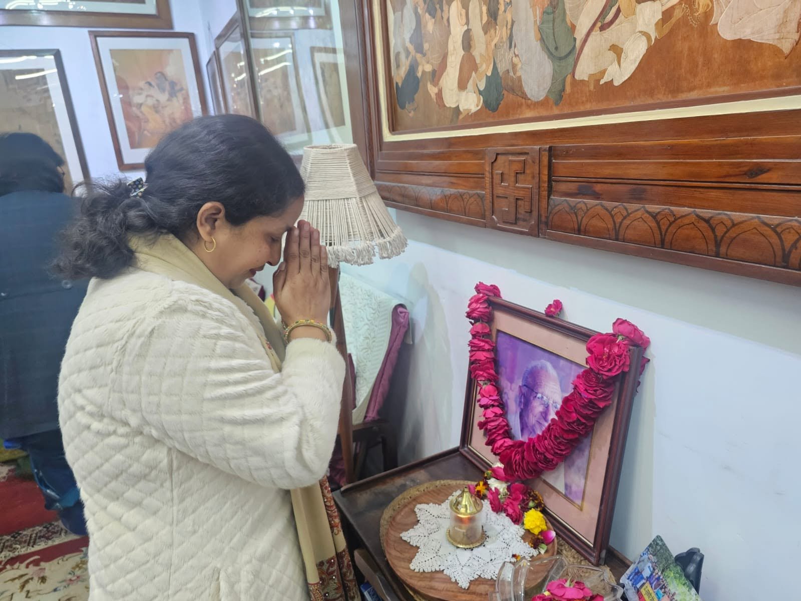 Paying respects to Prof. Sukhvir Sanghal through a traditional tribute ceremony